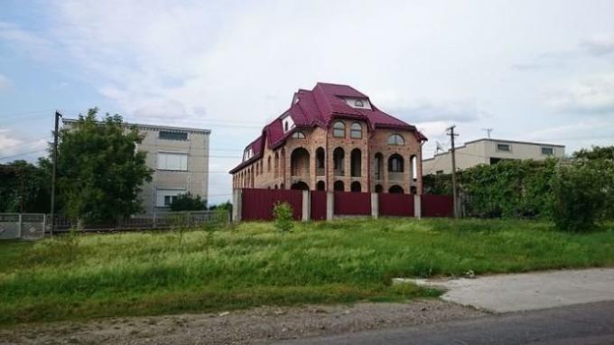 A aldeia mais rico da Ucrânia, onde não há nenhum edifício de um piso.