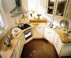 Mesmo uma cozinha muito pequena com uma forma complexa pode ser conveniente.