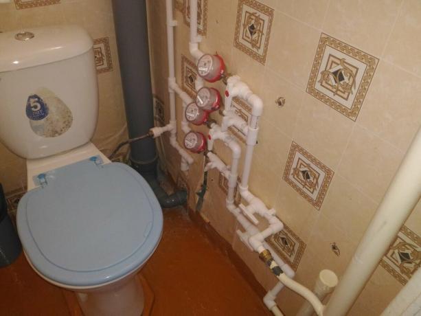Encanamento sanitário ligado à água quente