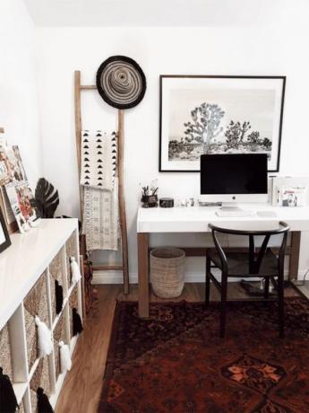 Boho Scandi estudo em casa com tapete boho, cestas, tecidos e borlas estampados e mesa branca sólida