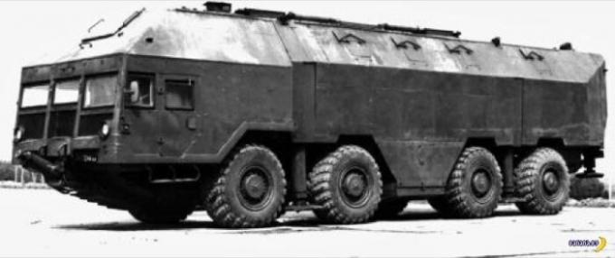 Enorme veículo militar MAZ-o-terreno que poderia ir para fora do solo