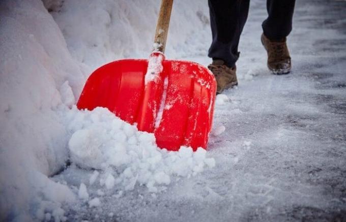Uma maneira simples para derreter o gelo ea neve de pista para limpar a casa ou na garagem