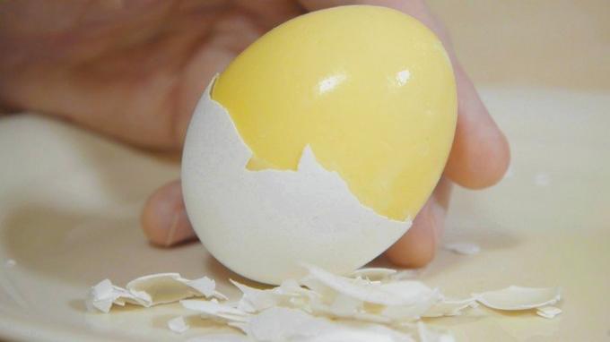 Como preparar um "ovos de ouro" ou ovos mexidos com casca