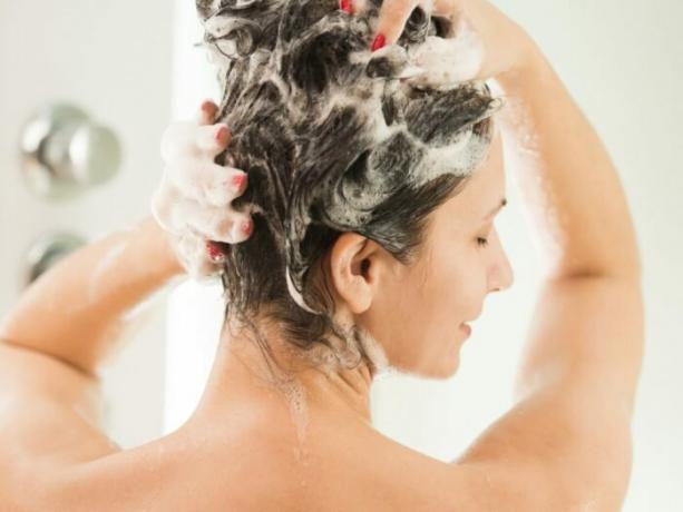 Lavar o cabelo não é recomendado mais frequentemente 2-3 vezes por semana. / Foto: conteudo.imguol.com.br. 