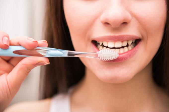 escovar os dentes devem preferencialmente movimentos "up / down" / foto Fonte: vesti.ru