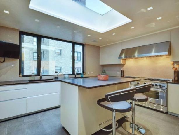 A cozinha está no quinto nível é iluminado por uma clarabóia no telhado e equipado com os mais modernos equipamentos.