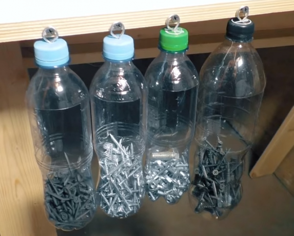 A garrafa de plástico é conveniente para armazenar as pequenas coisas de metal