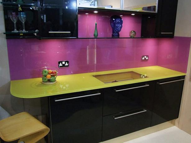 A cozinha preta e roxa tem uma aparência muito elegante, mas em alguns interiores pode parecer agressiva.