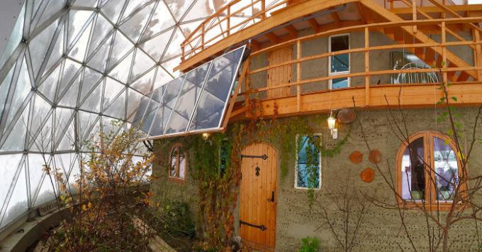 A família construiu uma casa no Círculo Ártico, em que o calor nos trópicos