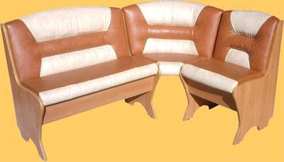 O estofamento de couro sintético do sofá é quase indistinguível do natural.