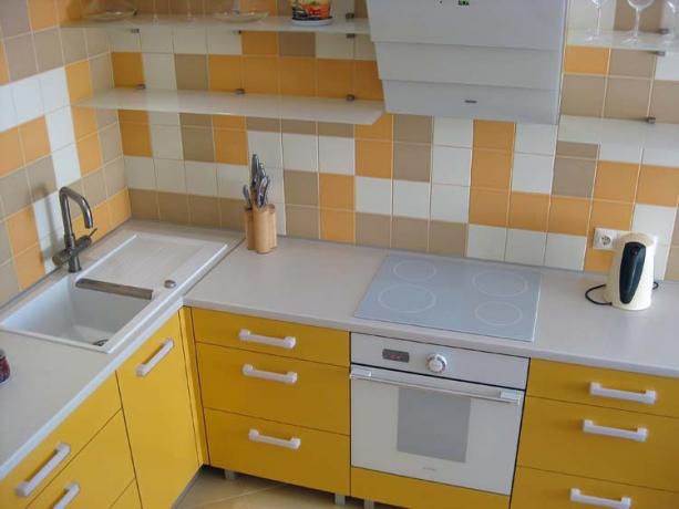 Evite formas irregulares e cores fantasiosas, um conjunto simples de cozinha caseira e de formato simples é a nossa escolha.