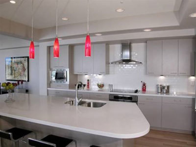 Esta cozinha usa três tipos de iluminação