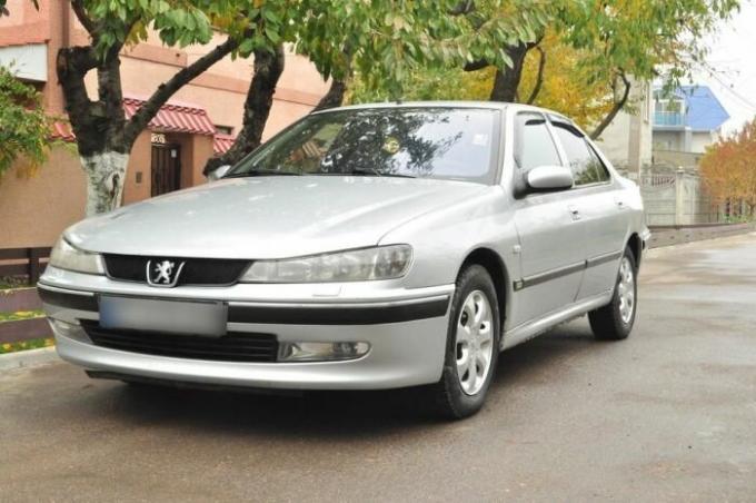 Peugeot 406 tornou-se famoso como o veículo principal no filme "Taxi". | Foto: cars.ua.