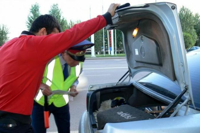 Por que não pode abrir a mala do carro em frente ao inspetor de polícia de trânsito: O que você precisa saber sobre essas situações