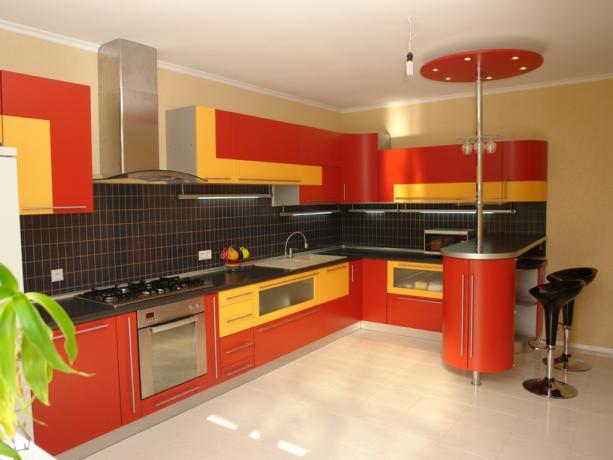 Cozinha vermelha no interior (42 fotos): vídeo instruções para decorar a cozinha com as próprias mãos, foto e preço