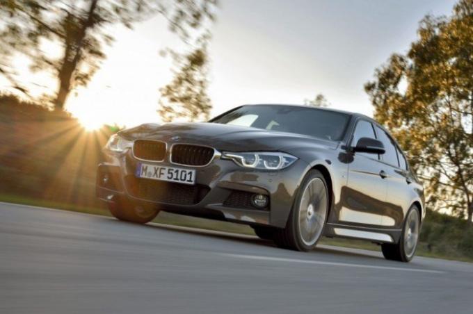 Popular da Baviera sedan BMW Série 3 para 2015. | Foto: cheatsheet.com.