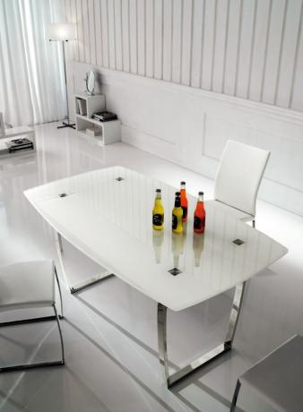 Mesa de jantar de vidro branco.