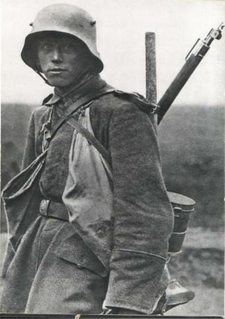 O ataque alemão no capacete "chifres" M16. Frente Ocidental de 1918.