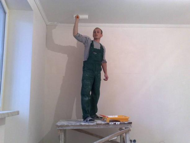 Na foto - como pintar o teto da cozinha com as próprias mãos.