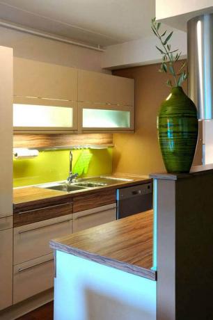 O design interior de uma pequena cozinha de cozinha não exclui de forma alguma o uso de elementos adicionais para criar aconchego