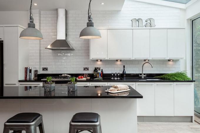 Informações sobre o que torna boas cozinhas em preto e branco: design, exemplos de fotos e outras características de um interior luxuoso estão localizadas nas seções abaixo.