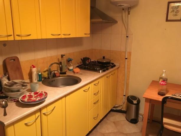 Cozinha no apartamento de 32 anos russo chamado Ivan.