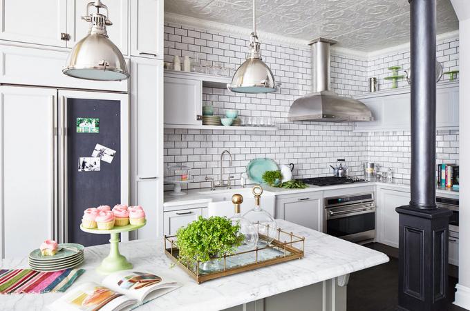 A foto mostra ladrilhos de poliestireno, que podem ser pintados ou à esquerda de branco (a última opção é mais adequada para o estilo escandinavo desta cozinha)