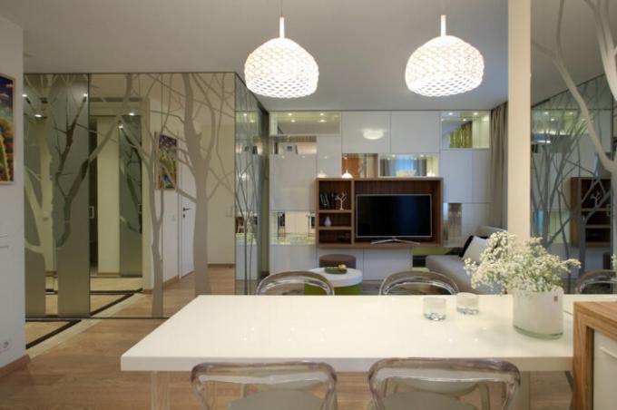 Espaçosa sala de estar transformada em apartamento malagabaritnoy. | Foto: kvartirastudio.ru.