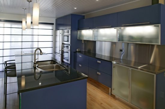 cozinha azul no interior