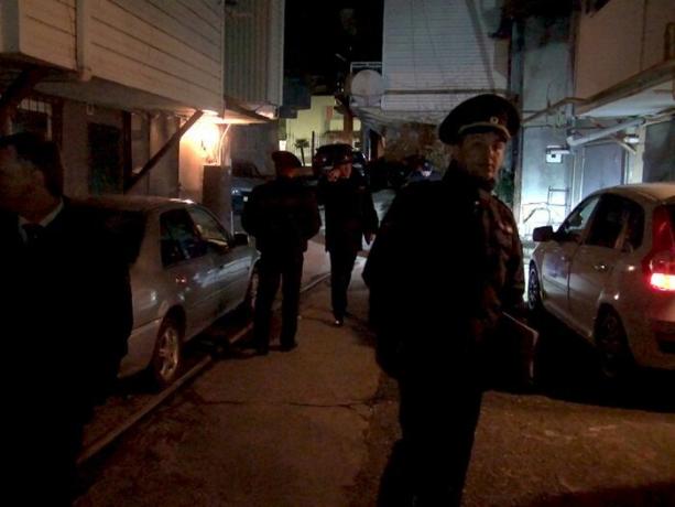 Sochi polícia mais uma vez realizando incursões em garagens no Alpine Street.