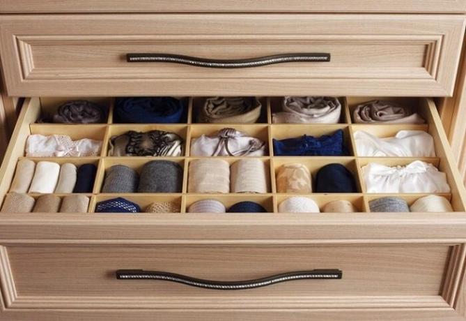 Na caixa, você pode fazer separadores especiais para diferentes tipos de roupa interior, meias, collants. / Foto: berkem.ru