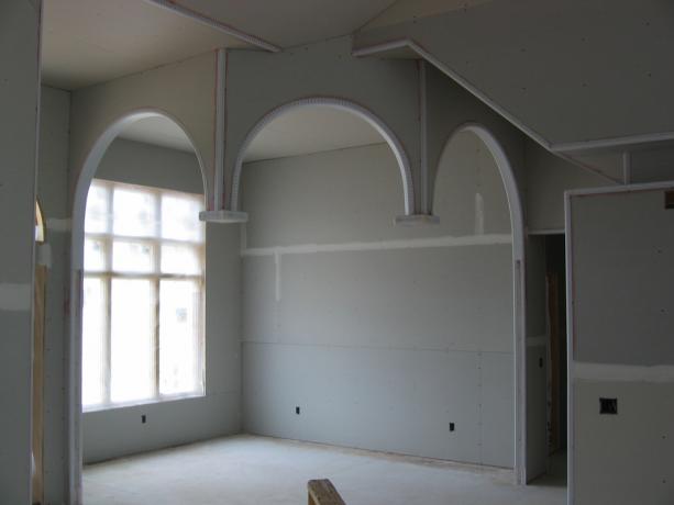 Com a ajuda de arcos, é fácil dividir a sala em áreas funcionais aconchegantes
