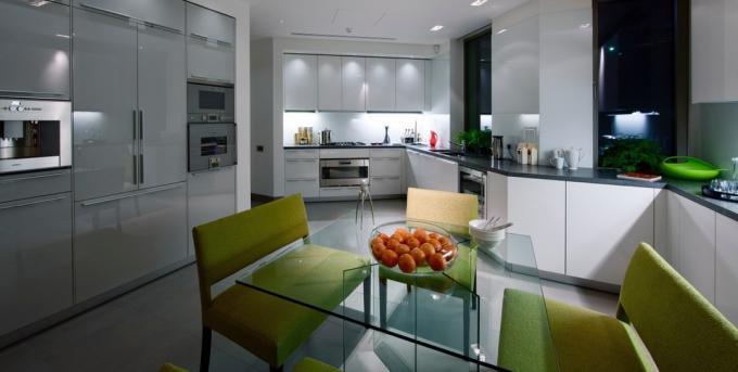 Móveis de destaque e conjunto de cozinha branco e cinza