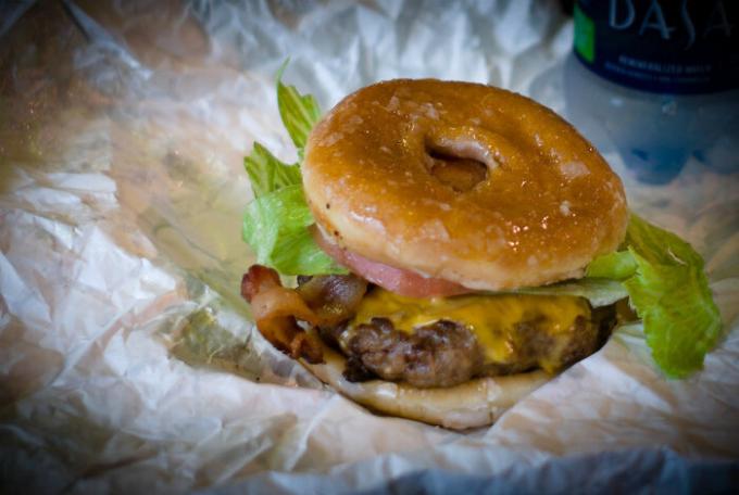Burger em um donut. | Fotos: Ler mais.