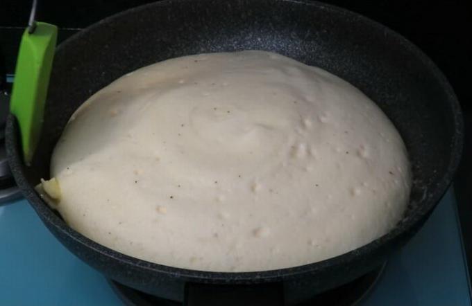 Depois - adicionar pedaços de manteiga em uma panela e frite por mais um omelete minuto sem tampa.