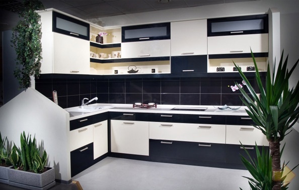 Cozinha de canto em preto e branco - notas frescas em interiores rígidos