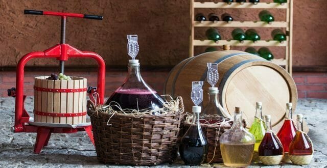 Como preparar um vinho feito em casa a partir de uvas (tinto ou branco)