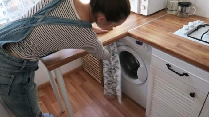 máquina de lavar roupa conseguiu esconder debaixo de uma mesa atrás de uma cortina. | Foto: cpykami.ru.