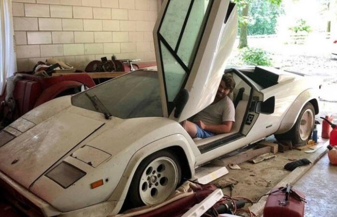 Neto foi removido na garagem de sua avó e encontrou um Countach Lamborghini