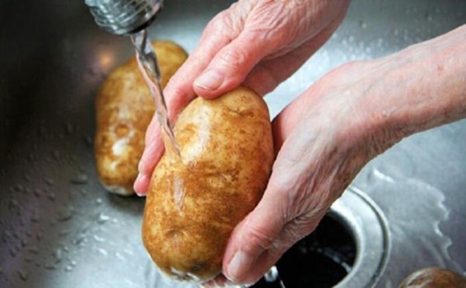 O método como batatas cozinhar mais rápido, por vezes sem os potes habituais