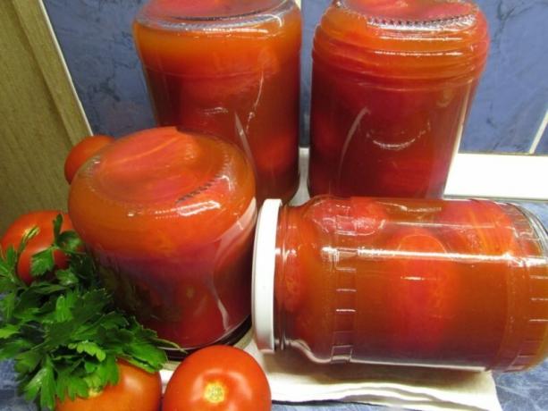 Bons tomates na pasta de tomate, cozinheiro que pode qualquer hostess. Ilustração para um artigo é usado para uma licença padrão © ofazende.ru
