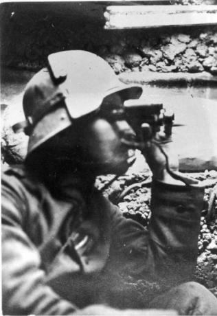 espião alemão com binóculos, 1916-1918 gg.