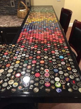 O tampo da mesa, que é alinhado com 2530 caps.