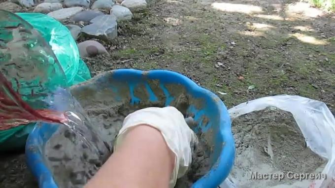 Pote de areia e cimento em forma de mãos