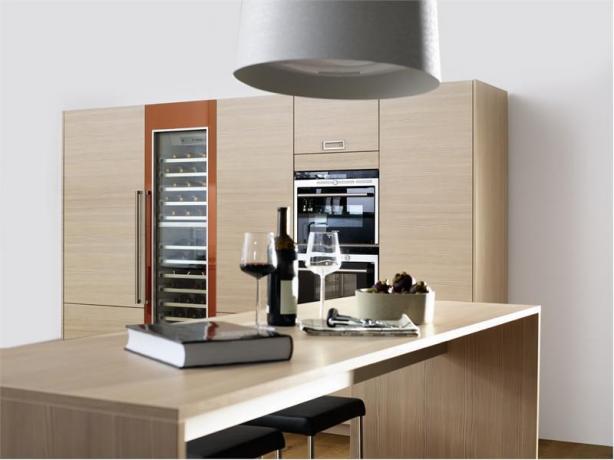 Uma tendência muito na moda em cozinhas modernas - colunas de móveis