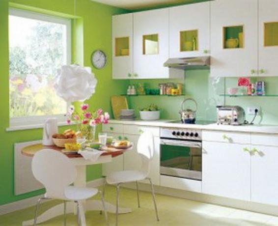 A cozinha colorida parece fresca e espaçosa.