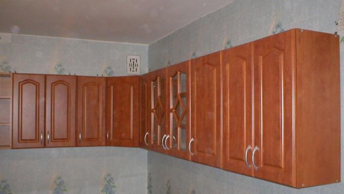 A que altura pendurar armários de cozinha: instruções em vídeo faça você mesmo para instalação, foto e preço