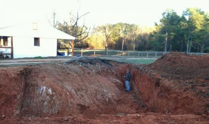 No início, todos pensavam que o vizinho está construindo uma piscina, mas ele girou em algo abruptamente. | Foto: imgur.com/a/5JVoT#R7pfR1j.