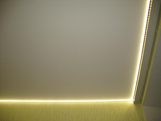 Iluminação na cozinha com faixa de LED: como fazer sozinho, instruções, foto, preço e tutoriais em vídeo