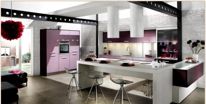 Cozinha moderna lilás e branca